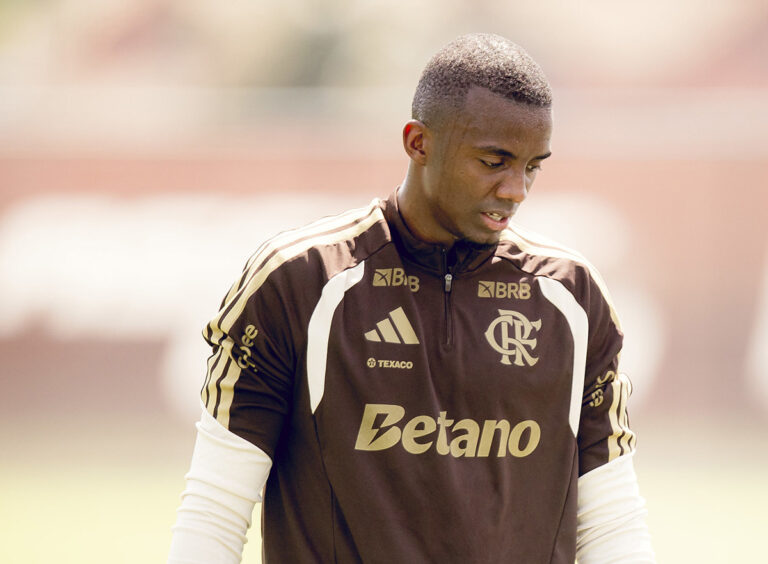 Andrew permanece fora dos planos do Flamengo apesar das críticas a Rossi