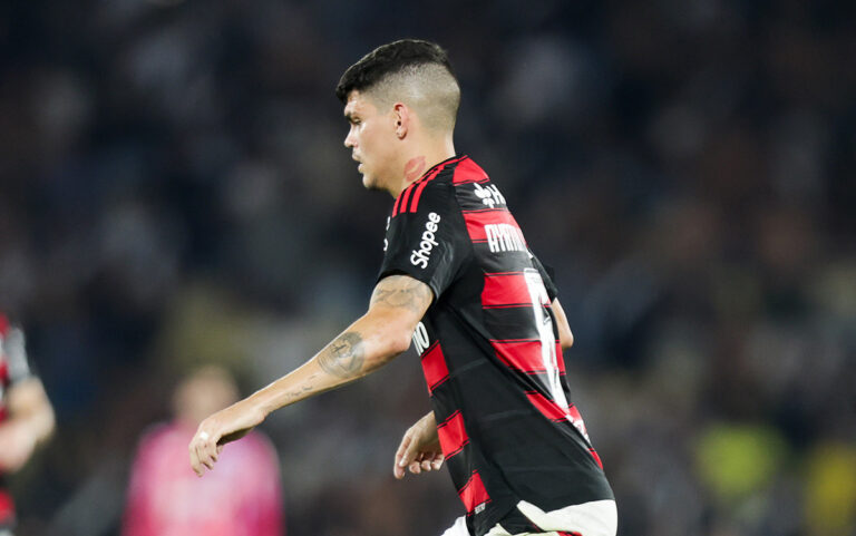 Ayrton Lucas comenta sobre rumores de contratações no Flamengo