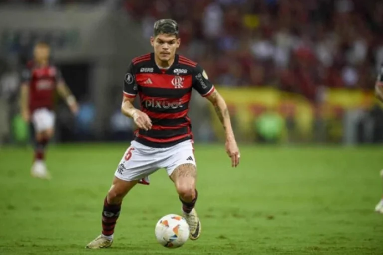 Ayrton Lucas reflete sobre superação e confiança após avanço do Flamengo na Libertadores