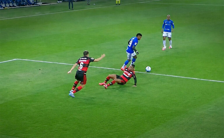 Atacante do Flamengo é homenageado por desempenho crucial na Libertadores