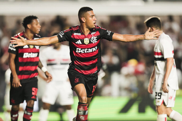 Samuel Lino destaca evolução sob comando de Leonardo Jardim no Flamengo
