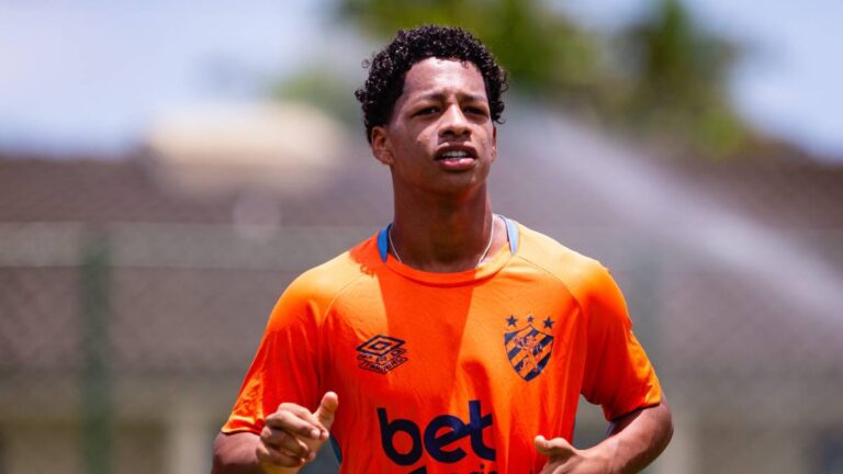 Cruzeiro garante contratação do volante Zé Lucas em disputa com o Flamengo