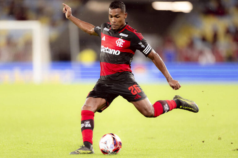 Polêmica Interna no Flamengo Após Renovação de Alex Sandro até 2027