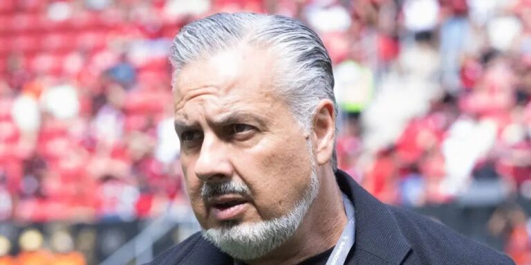 Torcida do Flamengo intensifica críticas a José Boto durante janela de transferências
