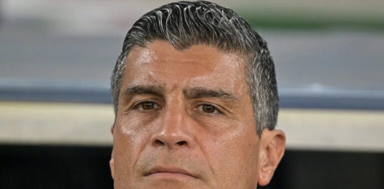 Pedro Emanuel ajusta setor defensivo e Vasco cresce nos primeiros seis jogos sob seu comando