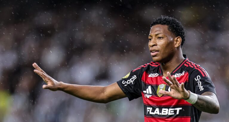 Gonzalo Plata volta ao Flamengo e tenta manter liderança em dribles diante do Vitória