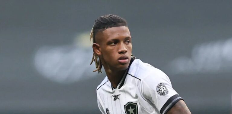 Botafogo descarta primeira proposta da Atalanta por Danilo e pede até €30 milhões