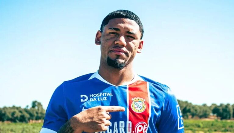 Volante Rayan Lucas, ex-Flamengo, é apresentado pelo Alverca e firma contrato de quatro anos