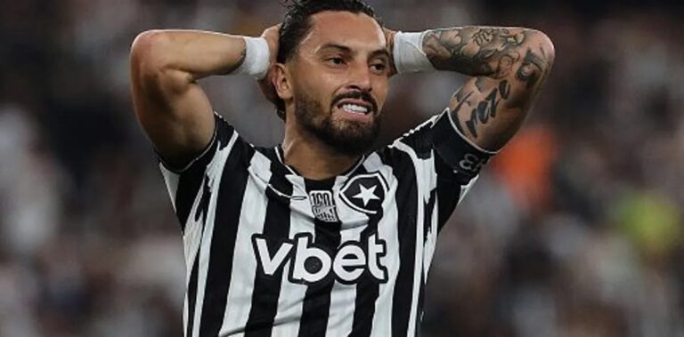 Botafogo abre placar com falta de Alex Telles, mas Fluminense busca empate no clássico