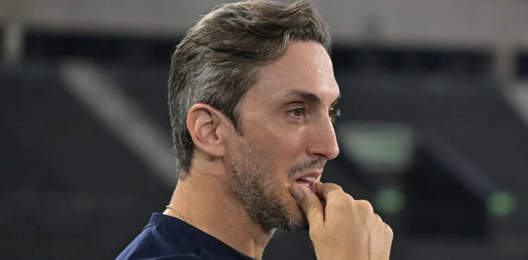 Zubeldía minimiza protestos e destaca reação do Fluminense após empate no clássico