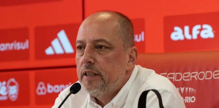 Internacional apresenta proposta de empréstimo por Niclas Eliasson, do AEK