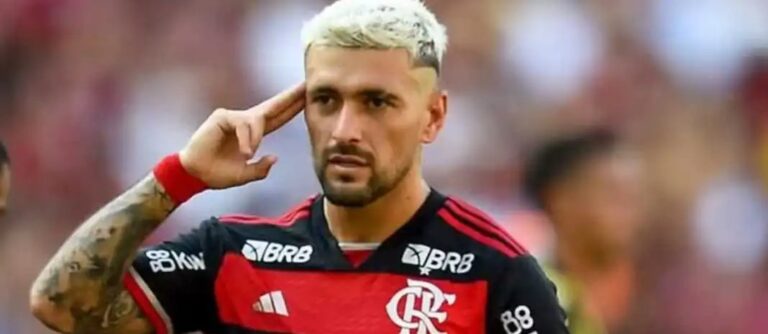 Arrascaeta agradece torcida do Flamengo após triunfo sobre o Vitória no Maracanã