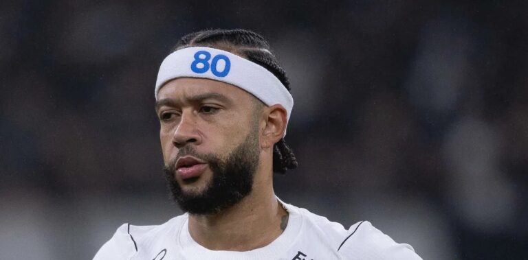 Corinthians tenta regularizar Depay para enfrentar o Rosario Central na Libertadores