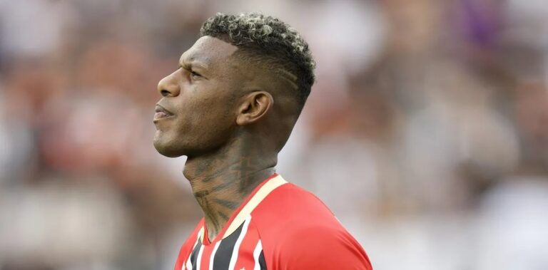 Arboleda marca, São Paulo empata na Bolívia e comemoração com torcida chama atenção