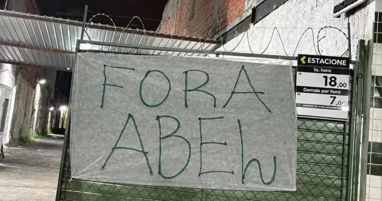 Torcida do Palmeiras critica “sistema” e Fla ouve que elenco já é forte, diz Eric Faria