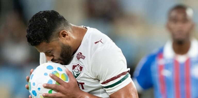 Hulk é vaiado no Maracanã após atuação discreta em empate do Fluminense pela Libertadores