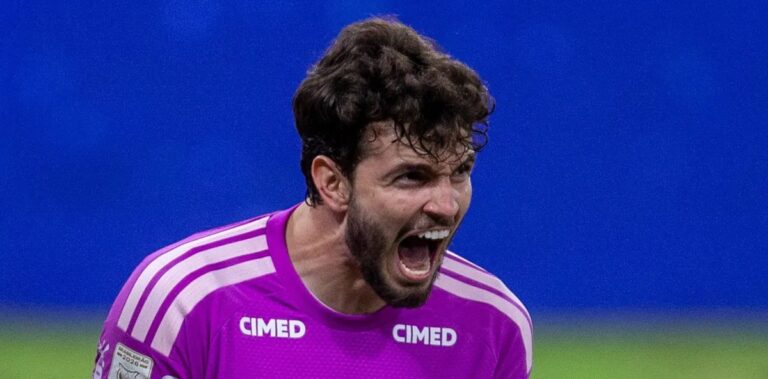 Desempenho de Otávio mantém discussão sobre quem será o titular do gol do Cruzeiro com a volta de Cássio