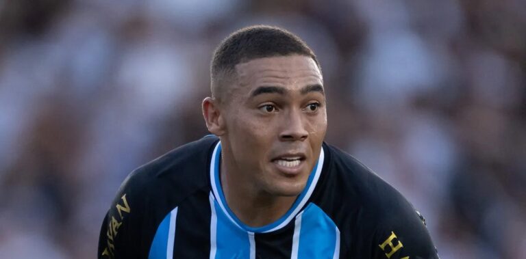 Impasse trava renovação de Carlos Vinicius com o Grêmio; Cruz Azul negocia e Palmeiras observa