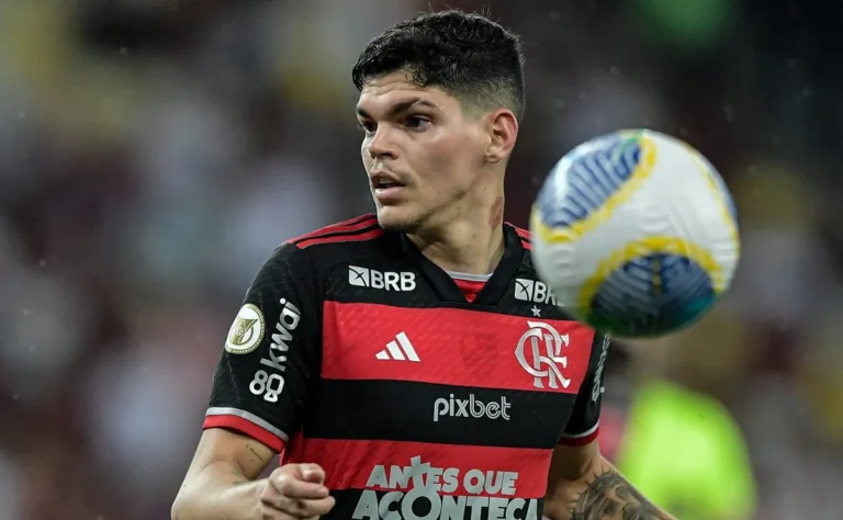 Ayrton Lucas reflete sobre seu crescimento e momento positivo no Flamengo