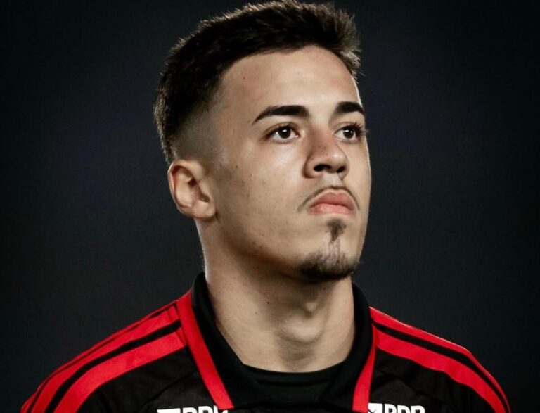 Johnny se destaca no Flamengo com a ausência de Alex Sandro