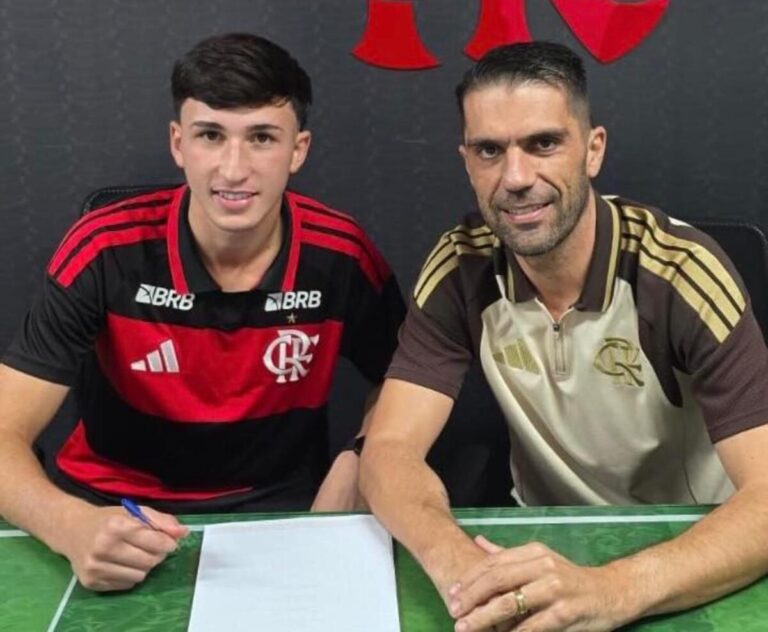 Flamengo formaliza contrato profissional com jovem promessa da base