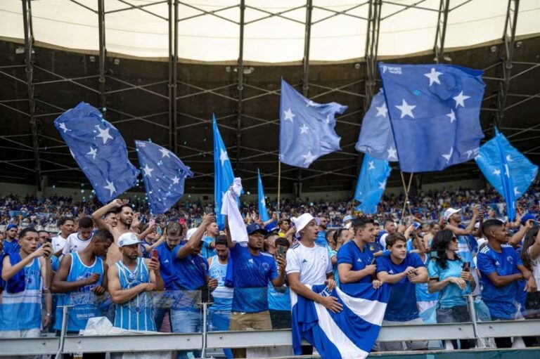 Torcedores do Cruzeiro fazem provocações a Leonardo Jardim antes do jogo decisivo contra o Flamengo