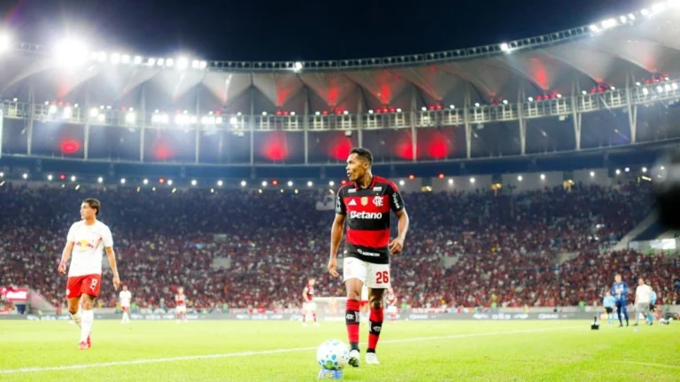 Alex Sandro manifesta apoio a Ayrton Lucas e enfatiza fase crucial do Flamengo