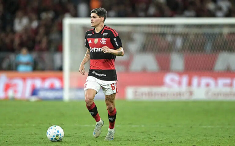 Ayrton Lucas sofre lesão e desfalca Flamengo em fase decisiva da temporada