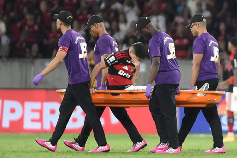 Ayrton Lucas deixa partida entre Flamengo e Bragantino por lesão na coxa