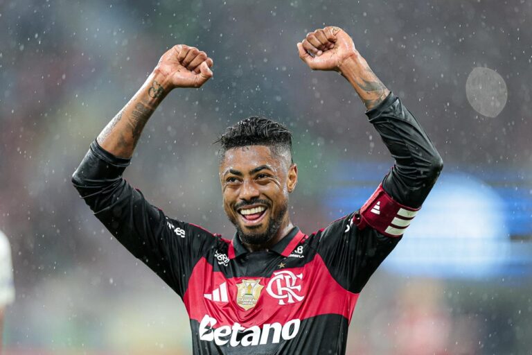 Flamengo supera Corinthians com gol decisivo de Bruno Henrique e reassume liderança do Brasileirão