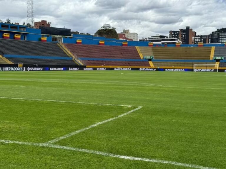 Gramado do Estádio Atahualpa é foco de atenção para duelo entre Del Valle e Flamengo