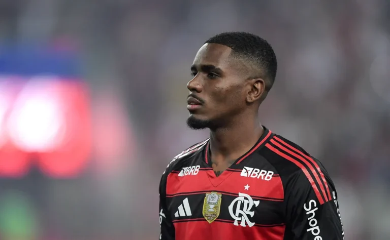 Evertton Araújo deve voltar aos gramados em novembro após lesão no Flamengo
