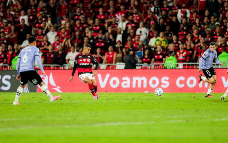 Flamengo avança para semifinais da Libertadores após empate difícil