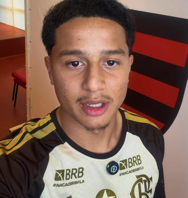 Anthony Valencia se apresenta como novo jogador do Flamengo e fala com a torcida