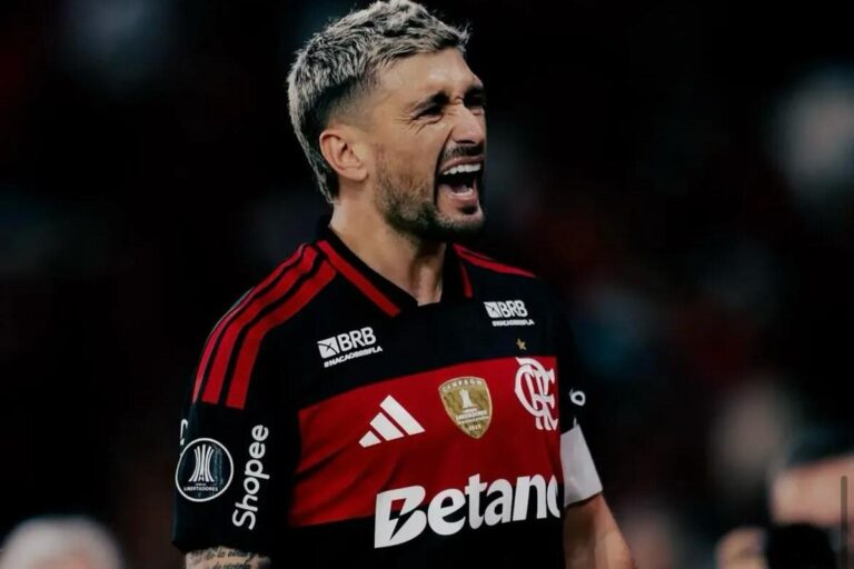 Arrascaeta é destaque na seleção da rodada da Libertadores após avanço do Flamengo