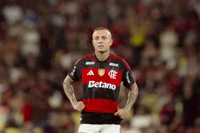 Botafogo avança nas negociações para contratar Cebolinha do Flamengo