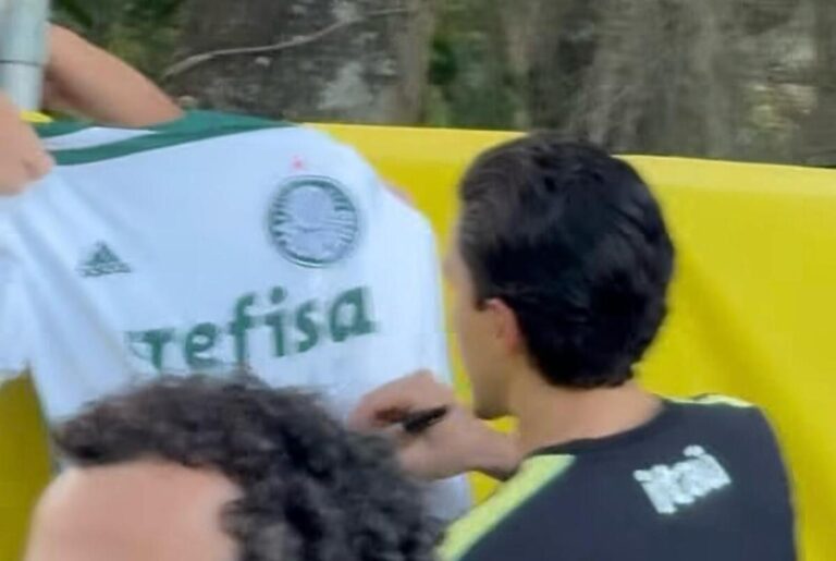 Pedro autografa camisa do Palmeiras durante treino da Seleção Brasileira