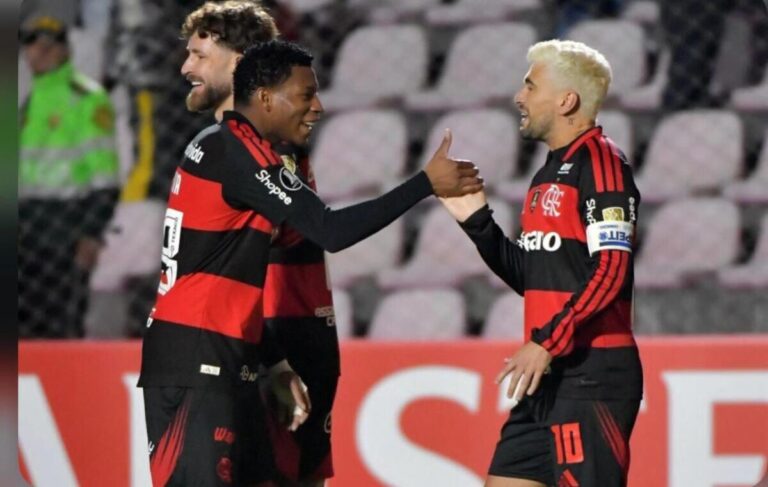 Arrascaeta celebra retorno de Gonzalo Plata ao Flamengo após falha em exames médicos