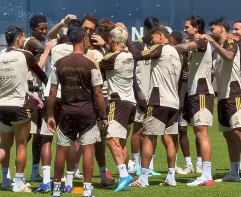 Plata é acolhido com festa em treino inicial do Flamengo em Quito