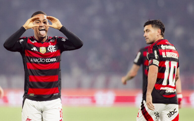 Jogadores do Flamengo em Ação Durante a Super Data FIFA