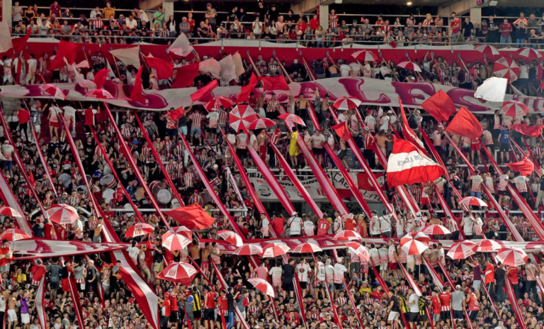 Movimento de torcedores do Flamengo para final da Libertadores gera repercussão na Argentina