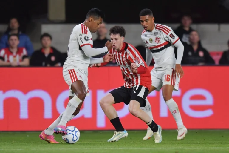 Flamengo empata sem gols com Estudiantes e decide classificação no Maracanã
