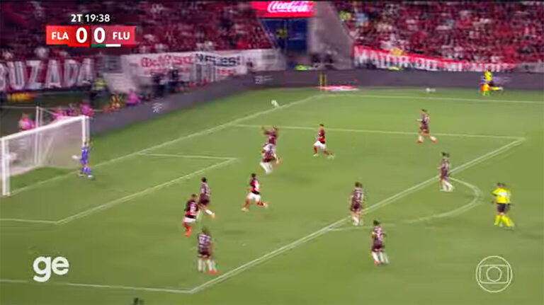 Flamengo vence Fluminense e se mantém no topo do Brasileiro
