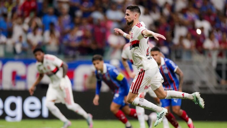 Flamengo domina Bahia em Salvador e retoma liderança do Brasileirão