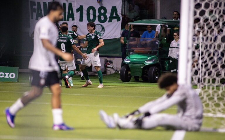 Palmeiras vence Corinthians por 4 a 1 e mantém pressão no topo da tabela