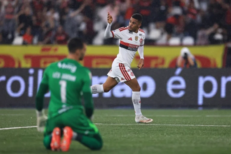 Samuel Lino se destaca com dois gols na vitória do Flamengo sobre o Vasco