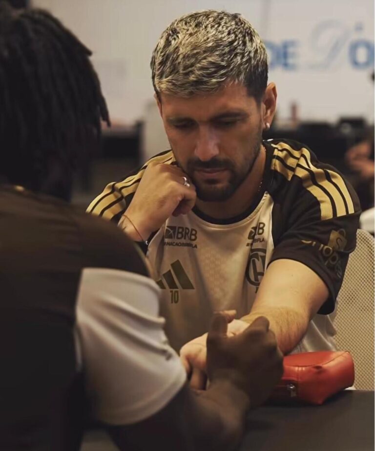 Arrascaeta atualiza torcida sobre recuperação após cirurgia no punho