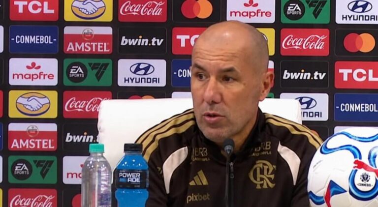 Treinador do Flamengo analisa obstáculos no ataque durante partida da Libertadores