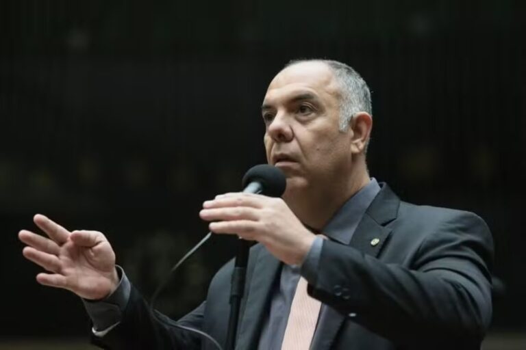 Marcos Braz propõe emendas para regular apostas esportivas no futebol durante transição