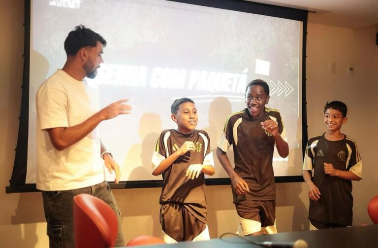 Lucas Paquetá troca experiências com jovens do Flamengo em projeto do clube